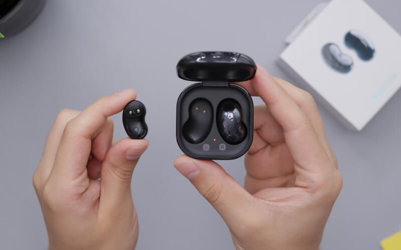 Les écouteurs sans fil Samsung Galaxy Buds, compatibles avec le Samsung Galaxy S21, pour une expérience audio optimale.