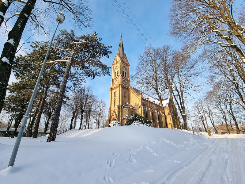 Photo de paysage avec une église enneigée prise par le Samsung Galaxy S21 : lumière du soir et détails de la neige.