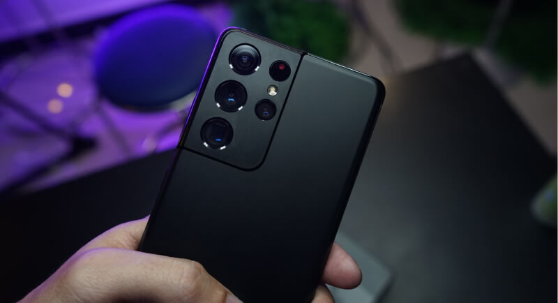 Vue arrière du Samsung Galaxy S21 avec son bloc photo intégré