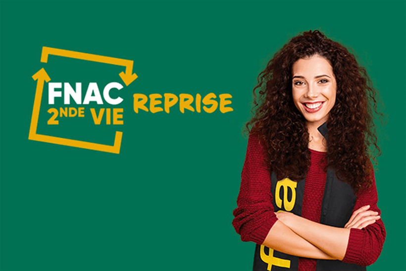 Logo de l'offre de reprise de Fnac 2nde vie avec une vendeuse qui croise les bras à côté.