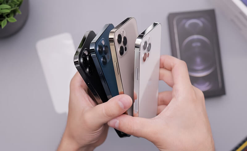 Vue latérale de l'iPhone 12 Pro avec son cadre en acier inoxydable brossé et ses tranches plates, mettant en évidence le design angulaire compact et le bloc caméra à triple objectif.