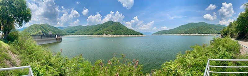 Photo panoramique ultra grand-angle prise d'un balcon avec l'iPhone 12 Pro, capturant un lac et des montagnes avec une distorsion minimale grâce à l'objectif 12 Mpx à 5 éléments.