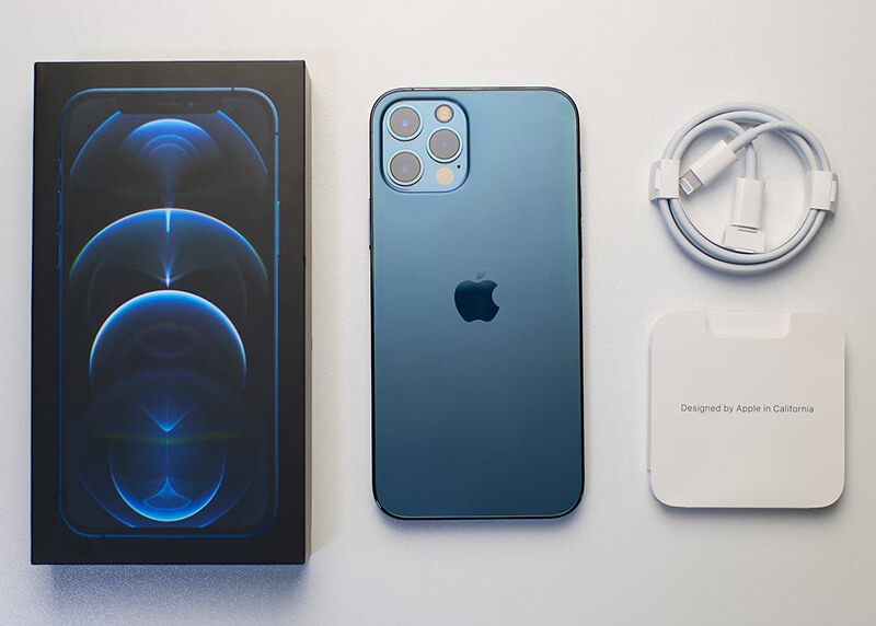 iPhone 12 Pro reconditionné posé sur sa boîte d'origine ou une boîte de reconditionneur, symbolisant l'achat d'occasion garanti par des professionnels.