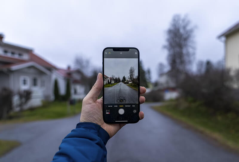 Écran Super Retina XDR OLED de l'iPhone 12 Pro affichant des couleurs vives, illustrant la qualité d'image mais critiquant le taux de rafraîchissement fixe de 60 Hz en 2025.