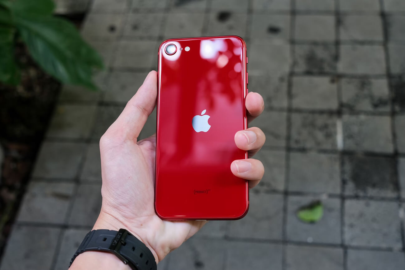 L’iPhone SE 2022 dans les mains d'un utilisateur.