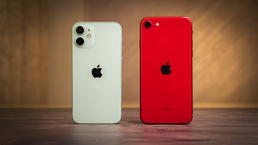 Comparaison entre un iPhone SE 2022 et un iPhone 12 côte à côte.
