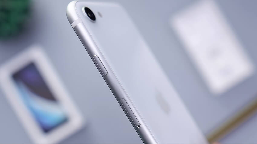 Le design du dos et de la tranche de l’iPhone SE 2022, fidèle à son style classique mais au look daté pour certains.