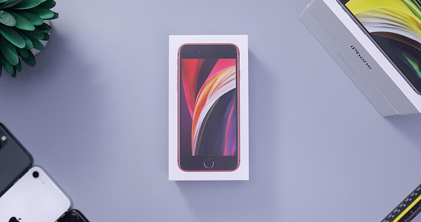 iPhone SE 2022 reconditionné présenté sur sa boîte d’origine.