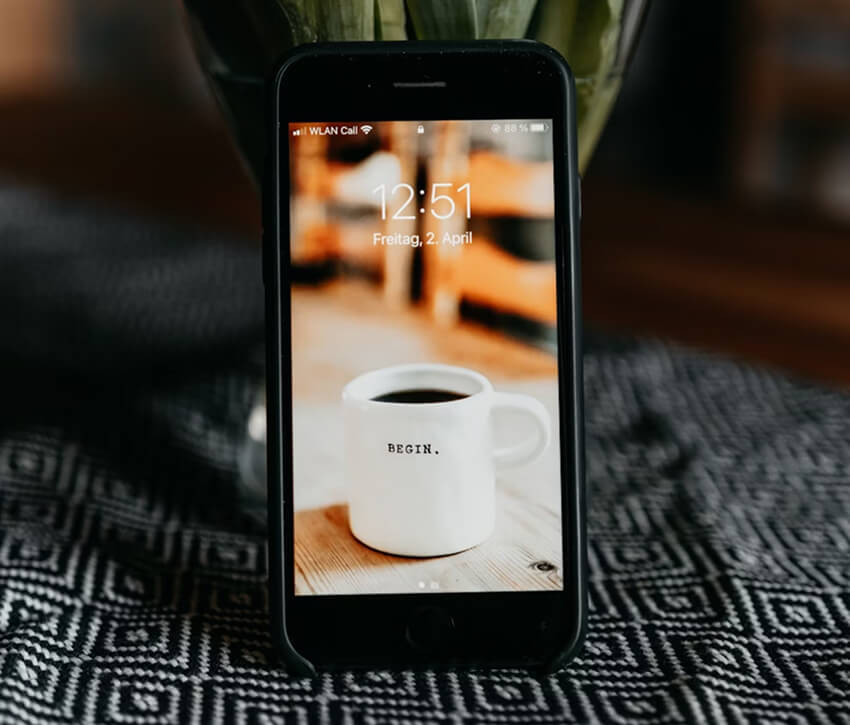 Écran allumé de l’iPhone SE 2022 affichant une interface lumineuse et nette.