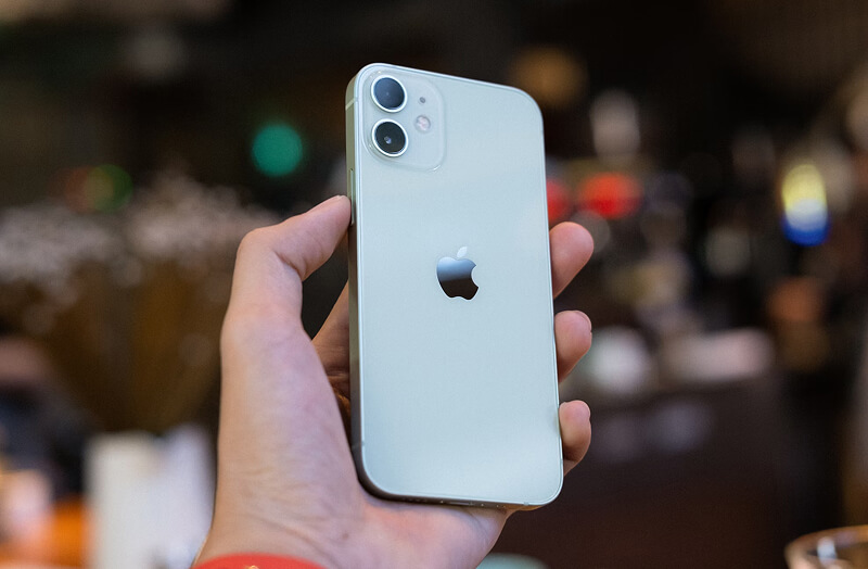 L’iPhone 12 mini et son double appareil photo : grand-angle et ultra grand-angle, tous deux de 12 mégapixels