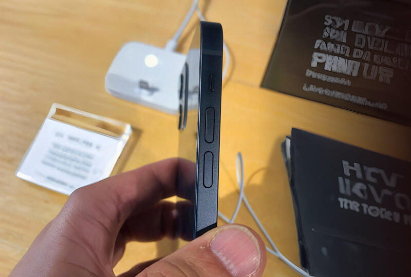 La tranche plate de l’iPhone 12 mini renforce son design épuré et raffiné. Les boutons, parfaitement intégrés, témoignent de la qualité des finitions.