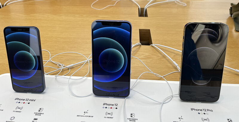Présenté en magasin aux côtés des iPhone 12 et 12 Pro, l’iPhone 12 mini révèle sa compacité et son élégance face à ses déclinaisons plus imposantes.