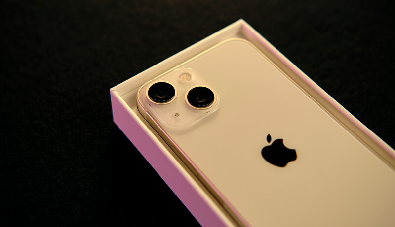 Dos de l’iPhone 13 mini en verre brillant avec double capteur photo en diagonale.