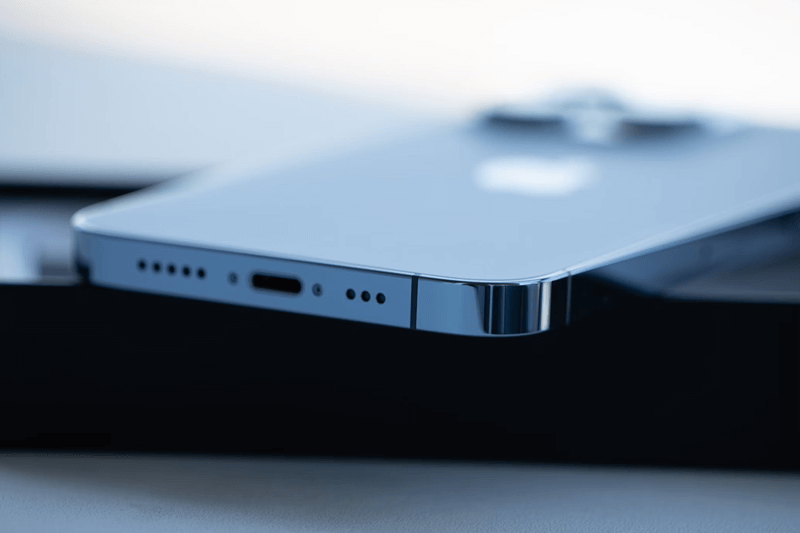 Gros plan sur le port Lightning de l’iPhone 13 Pro.
