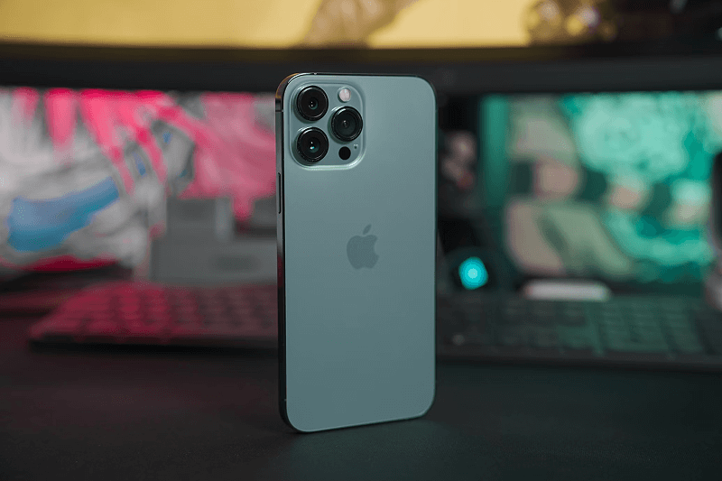 Dos de l’iPhone 13 Pro en verre dépoli avec son triple capteur photo.