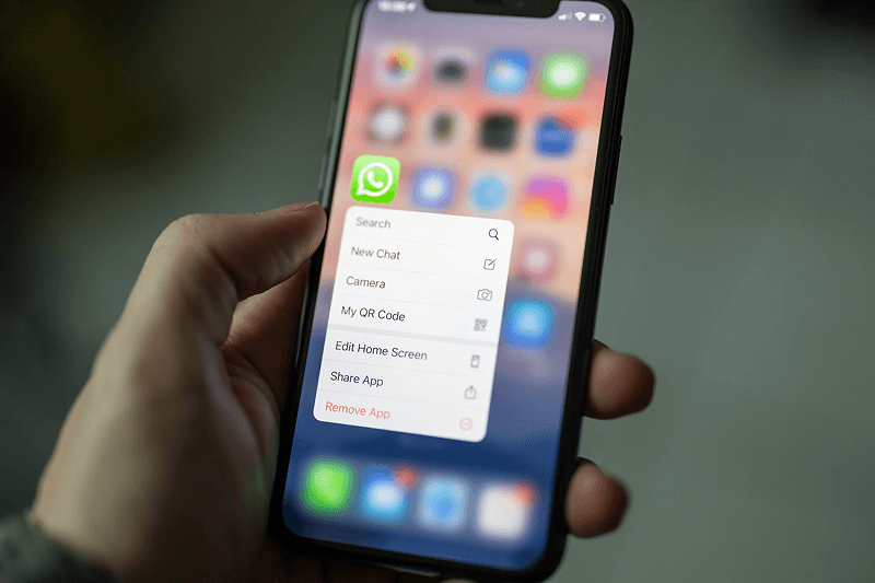 Écran Super Retina XDR de l’iPhone 13 Pro allumé, affichant des couleurs éclatantes, des noirs profonds et une luminosité exceptionnelle pour une expérience visuelle immersive.