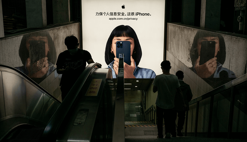 Affiche publicitaire pour l’iPhone 13 Pro dans une station de métro