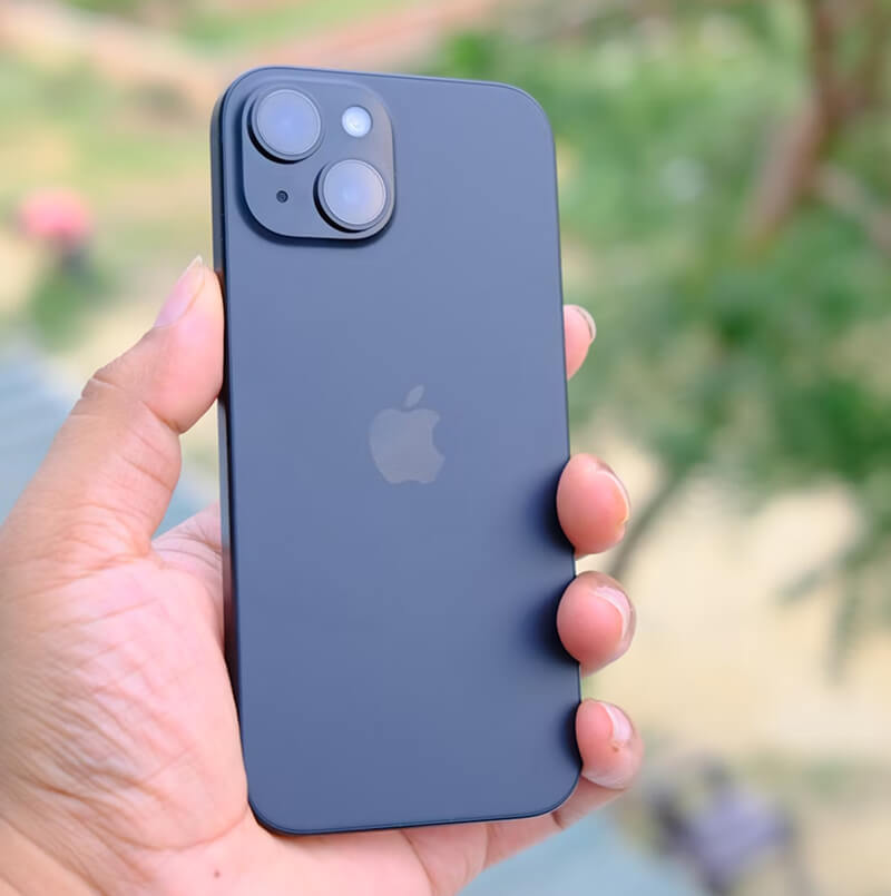 iPhone 15 dans les mains d'un utilisateur permettant d'apprécier la qualité de finition du produit