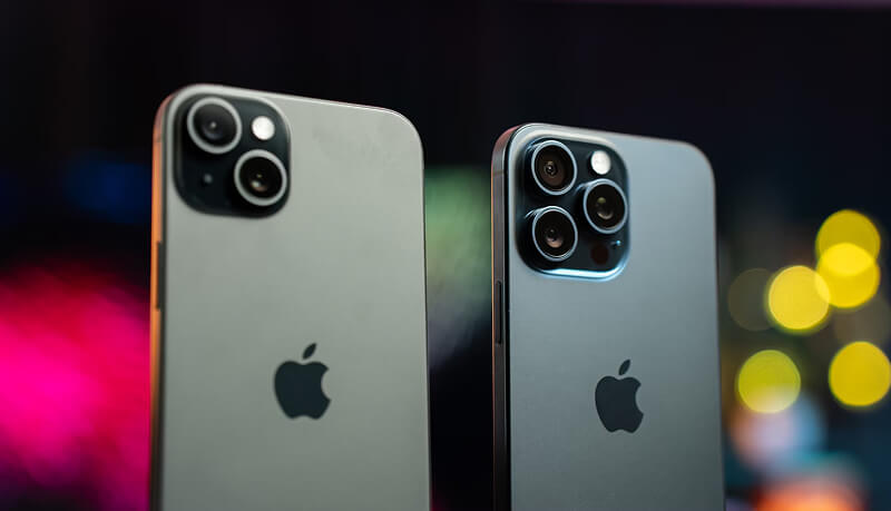 De gauche à droite : l'iPhone 15 et l'iPhone 15 Pro Max avec ses 3 objectifs