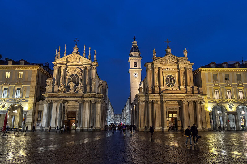 Photo de nuit des églises Santa Cristina et San Carlo (Turin) réalisée avec l'iPhone 15 | my.travels ©Flickr