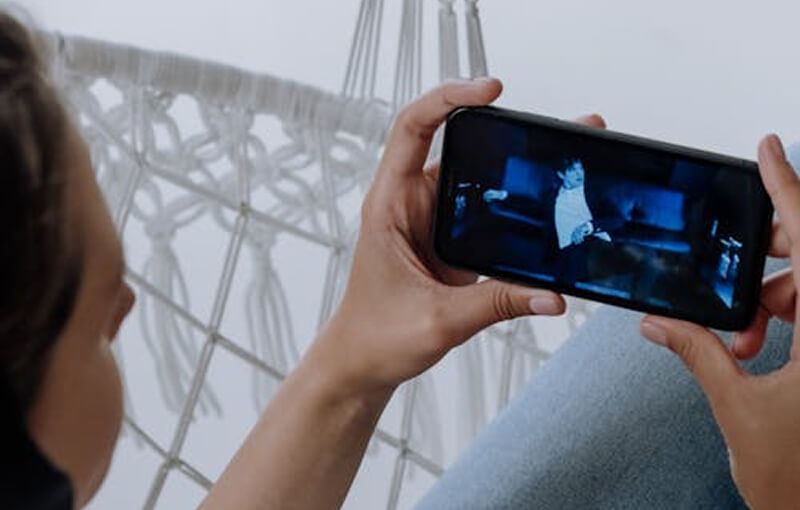 Un utilisateur en train de visionner une vidéo sur son iPhone 15