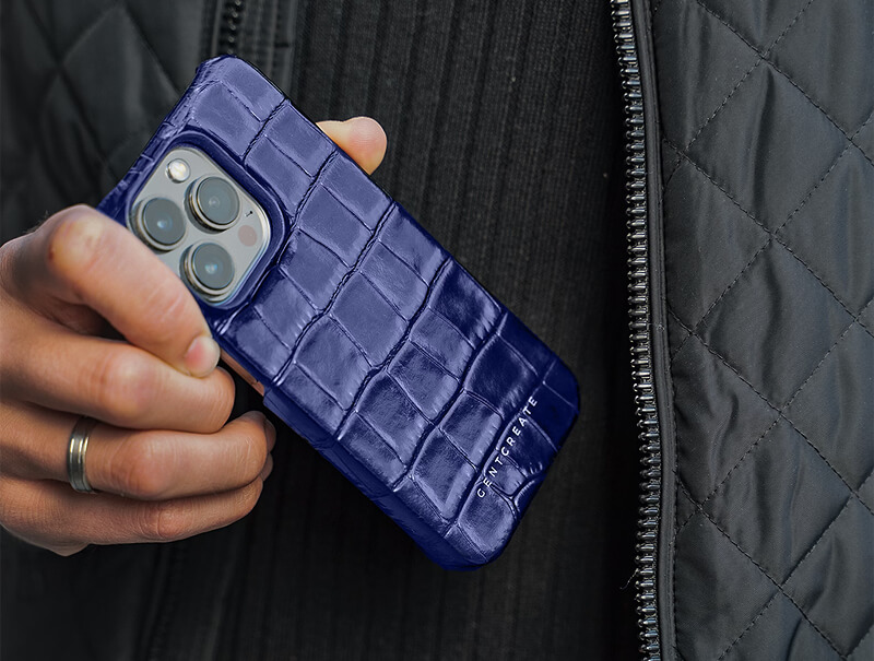 Utilisateur en train de glisser son iPhone 15 dans sa poche