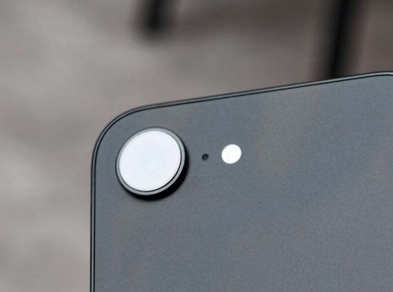 Gros plan sur l'unique capteur photo de 48 Mégapixels de l'iPhone 16e, illustrant le choix de la simplicité par Apple.