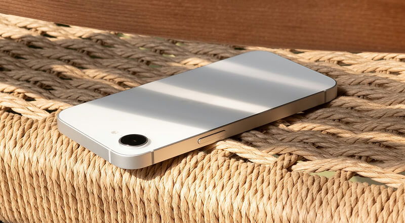 Dos de l'iPhone 16e blanc illustrant son design premium avec châssis en aluminium et dos en verre mat.