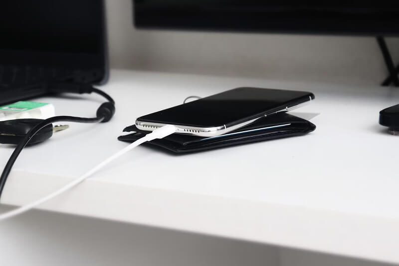 Un iPhone X en train d'être rechargé