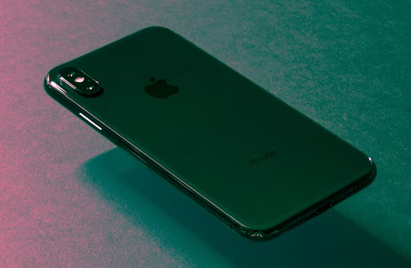 Vue détaillée du dos en verre et des tranches en acier inoxydable de l'iPhone X.