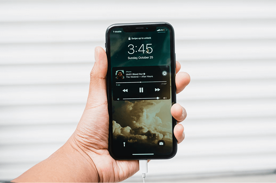 Un iPhone XR affichant l'application Spotify, illustrant ses capacités audio et de lecture musicale.