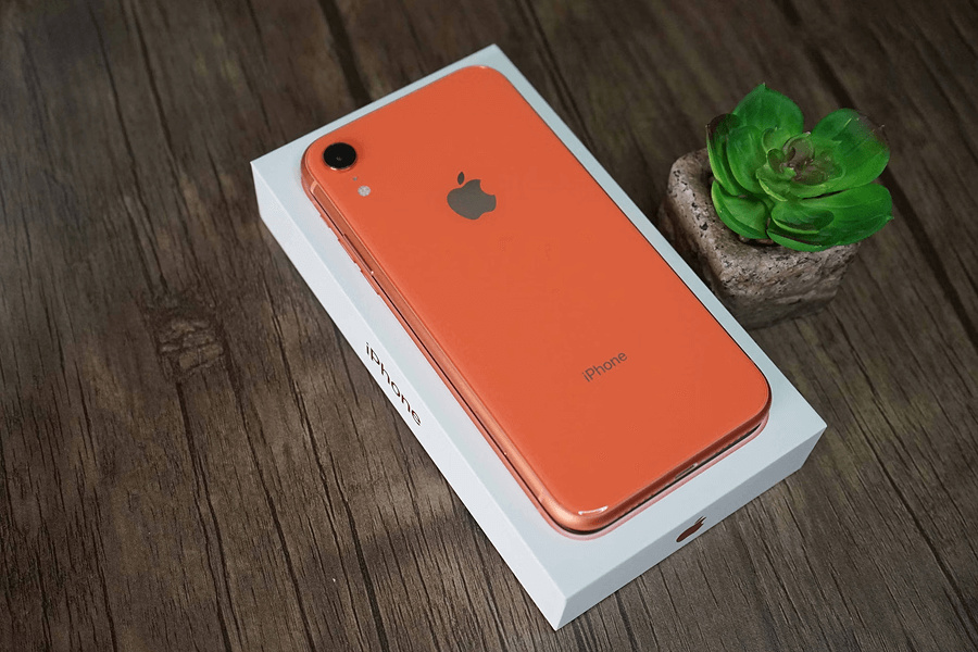 Un iPhone XR reconditionné posé sur sa boîte d'origine, symbolisant l'option d'achat responsable et la qualité des produits remis à neuf.