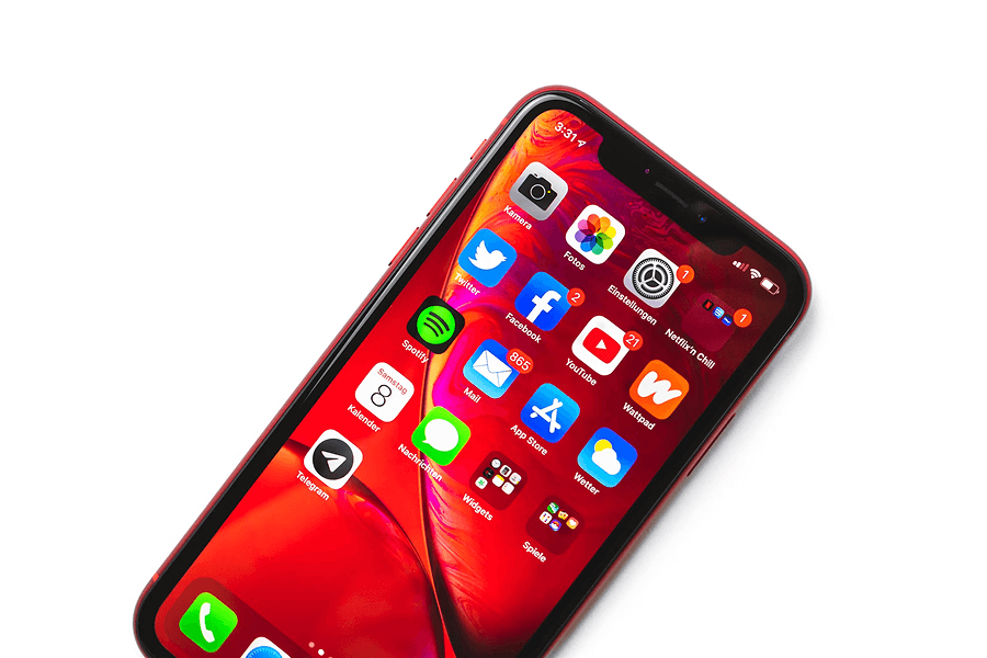 Écran d'un iPhone XR allumé affichant l'interface fluide d'iOS, symbolisant son système d'exploitation optimisé.