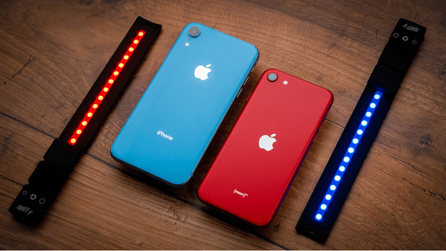 Comparaison visuelle d'un iPhone XR à côté d'un iPhone XS Max, illustrant les différences de taille et de design entre les deux modèles.