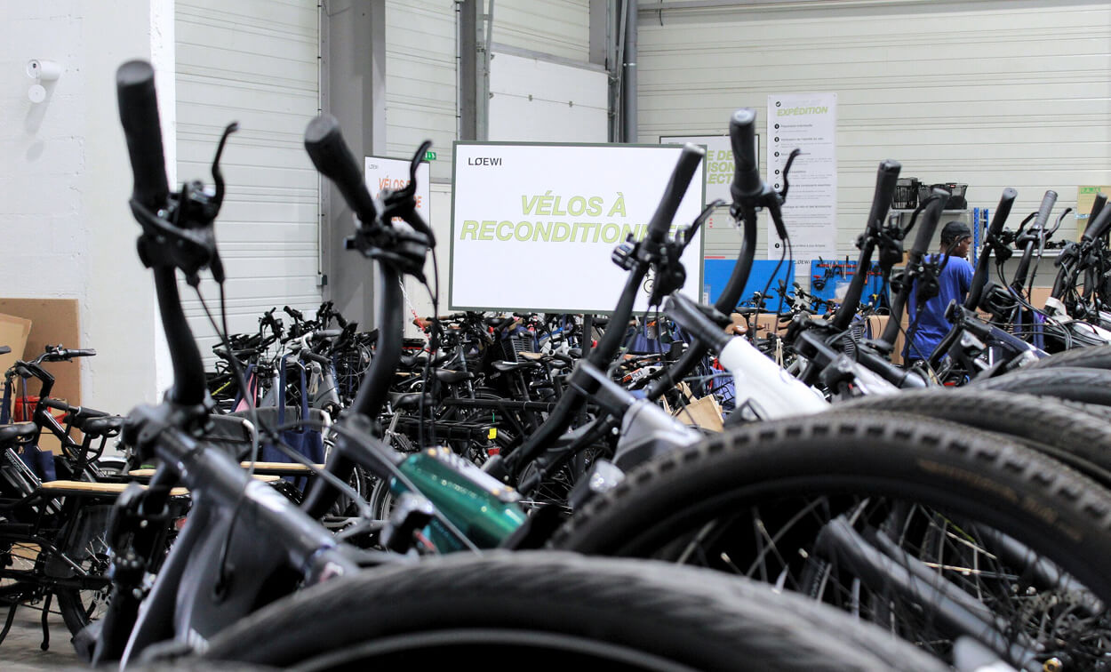 Le stock de vélos reconditionnés Loewi dans son entrepôt