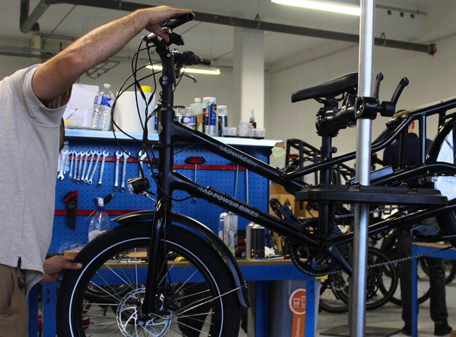 Technicien Loewi en train de contrôler un vélo en atelier
