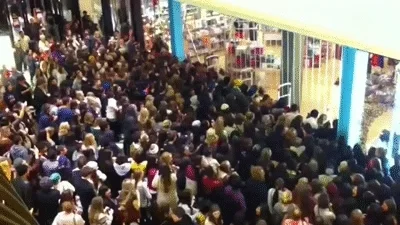 Scène de bousculade massive d'une foule se précipitant dans un magasin lors du Black Friday