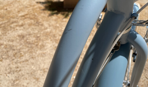 Photos des légères traces que l'ont peut trouver sur le cadre du vélo reconditionné.