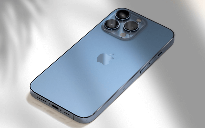 Zoom sur la finition de la coque d'un iPhone 13
