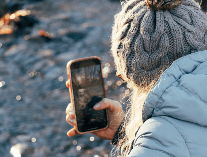 Utilisateur en train de prendre une photo avec son iPhone 13