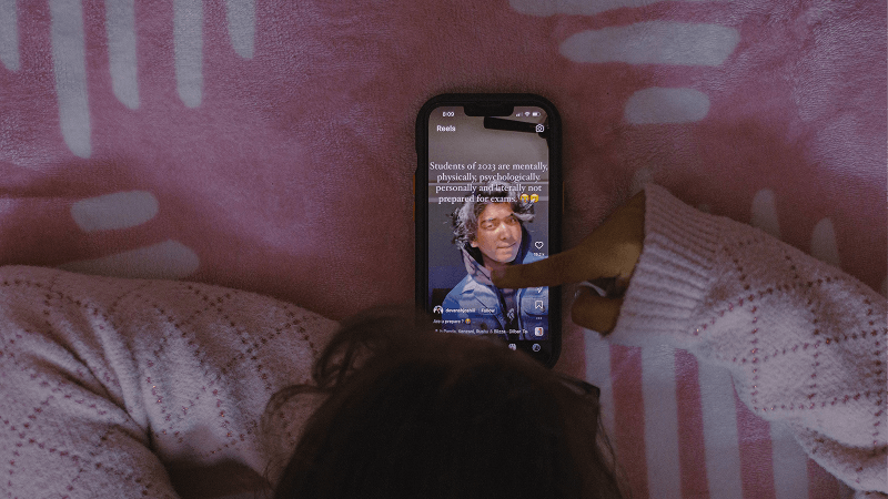 Utilisateur en train de regarder une vidéo Tiktok sur son iPhone 13