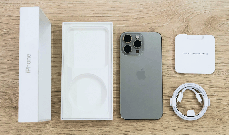 Le kit officiel iPhone 14 vendu par Apple. À droite, le chargeur USB-Lightning