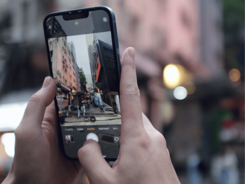 Utilisateur en train de prendre une photo avec son iPhone 14