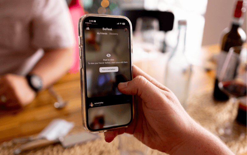 Un utilisateur en pleine capture BeReal avec son iPhone 14