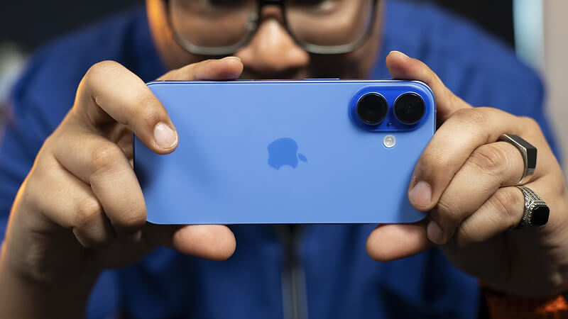 Gros plan sur le double capteur photo de l'iPhone 16.