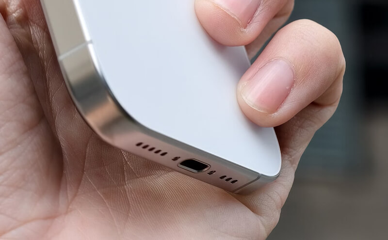Port USB-C de l'iPhone 16 en cours de charge.