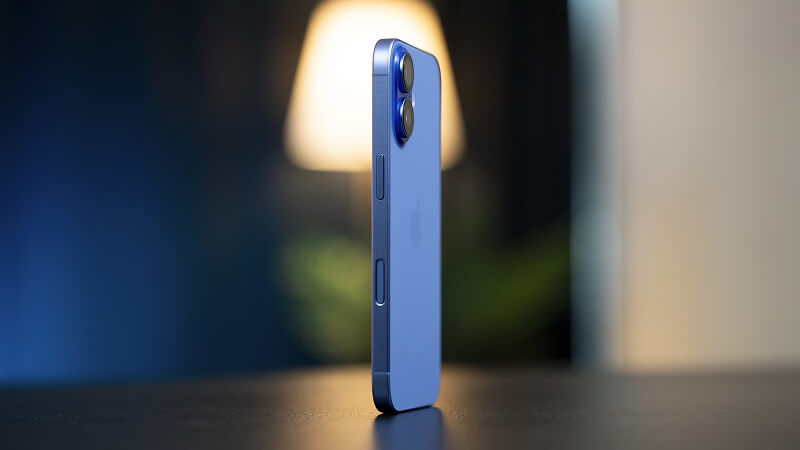 Tranche de l'iPhone 16 montrant la finition mate et le bouton Action.