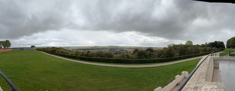 Capture panoramique grand-angle par l'iPhone 16 : un jardin vibrant avec une précision des détails et des couleurs naturelles, parfaitement géolocalisé.
