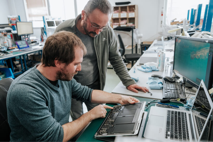 Deux techniciens Ma Fabrik qui reconditionnent un ordinateur