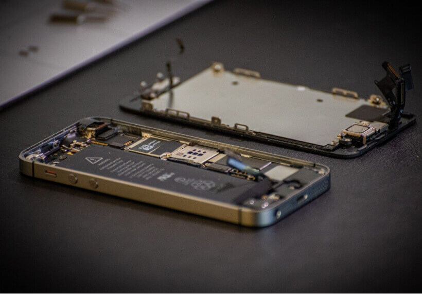 iPhone ouvert pour être reconditionné